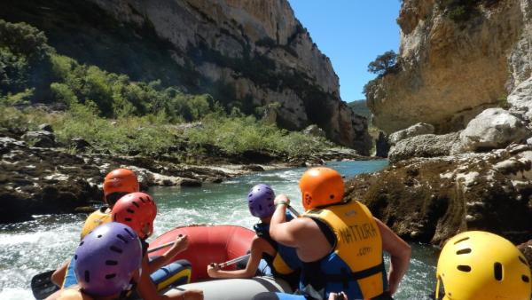 Grupo descendiendo un río en balsa en Lumbier